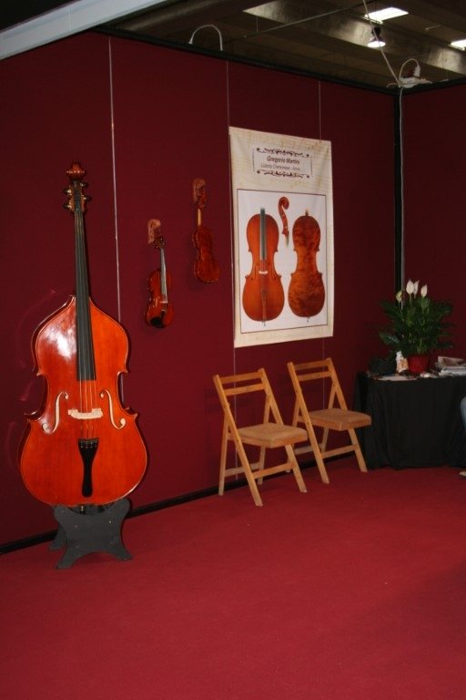 Gregorio Martini’s stand at Cremona Mondomusica, with a double bass and cellos