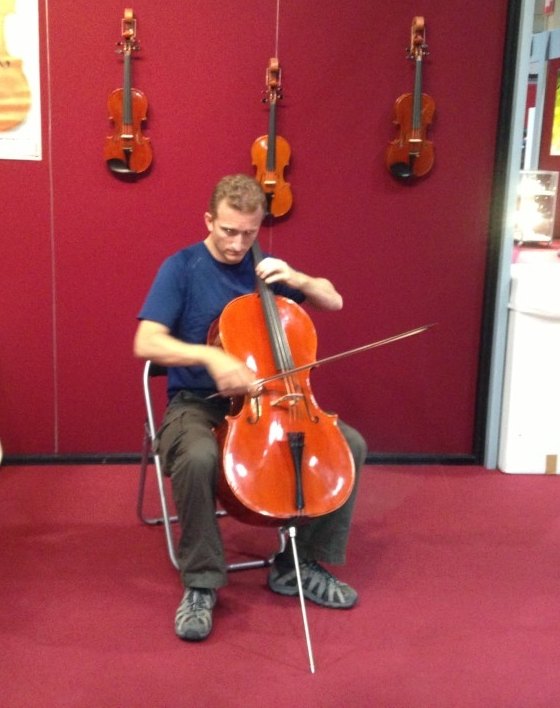 Un violoncellista prova uno dei violoncelli di Gregorio Martini a Cremona Mondomusica
