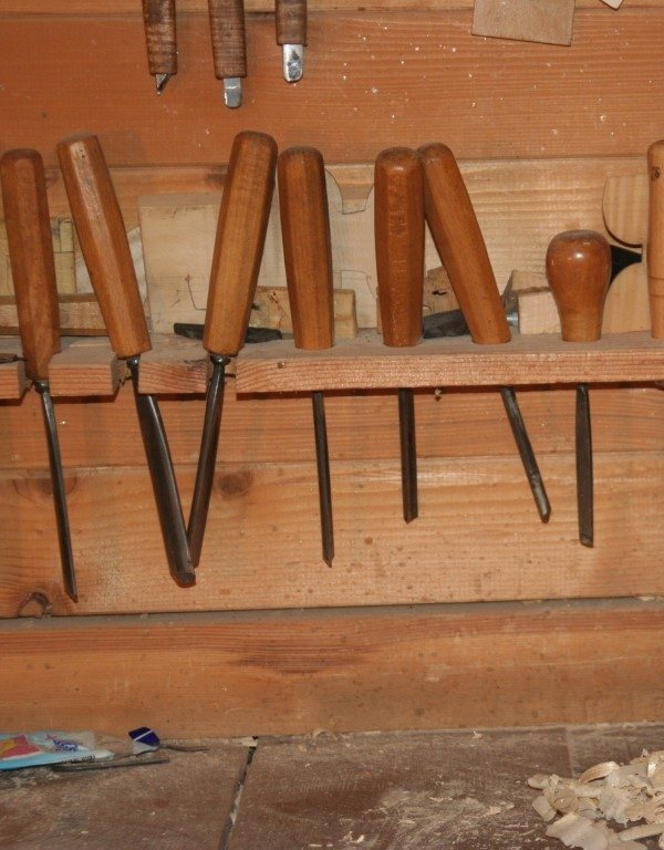Sgorbie da liutaio appese alla parete della bottega