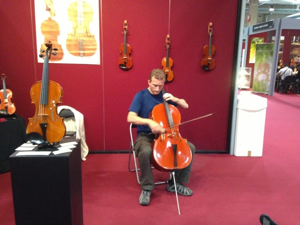 Un violoncellista prova un violoncello di Gregorio Martini a Cremona Mondomusica