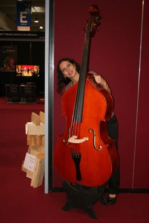 A visitor with a double bass by Gregorio Martini at the exhibition